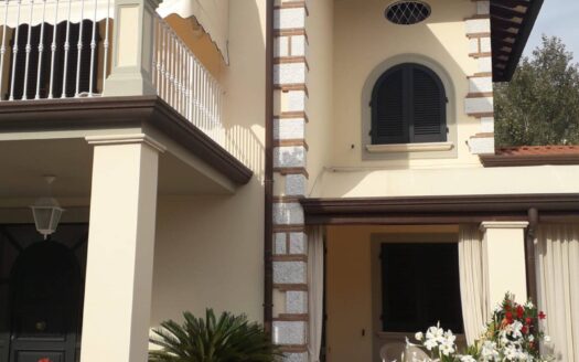Villa bifamiliare in Affitto a Forte dei Marmi Vittoria Apuana