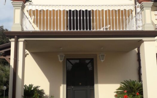 Villa bifamiliare in Affitto a Forte dei Marmi Vittoria Apuana