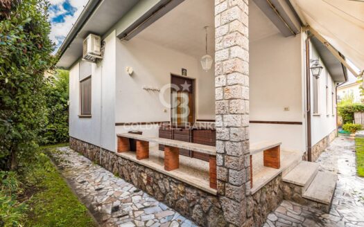 Villa in Vendita a Forte dei Marmi Centro