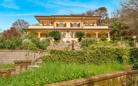 Villa in Vendita a Carrara