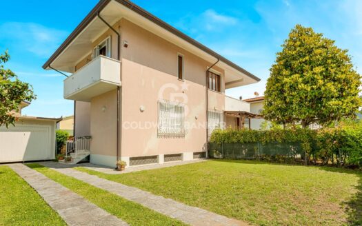 Villa bifamiliare in Vendita a Pietrasanta Marina di Pietrasanta