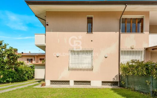 Villa bifamiliare in Vendita a Pietrasanta Marina di Pietrasanta