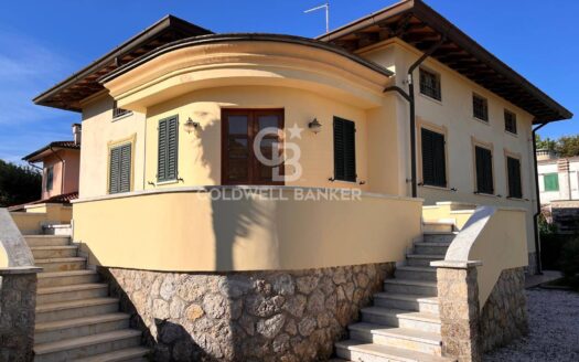 Villa in Vendita a Pietrasanta Focette