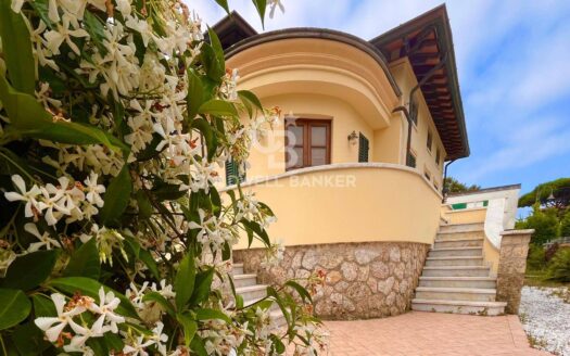 Villa in Vendita a Pietrasanta Focette