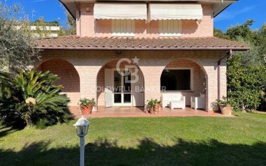 Villa in Vendita a Forte dei Marmi Caranna