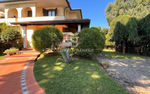 Villa bifamiliare in Vendita a Pietrasanta Focette