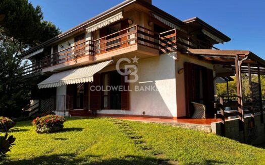 Villa in Vendita a Massa Ronchi