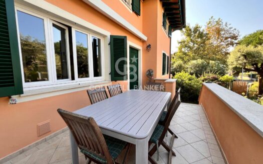 Villa bifamiliare in Vendita a Pietrasanta Focette