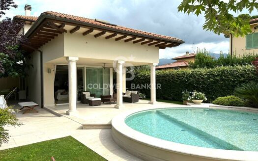 Villa in Vendita a Forte dei Marmi Vittoria Apuana