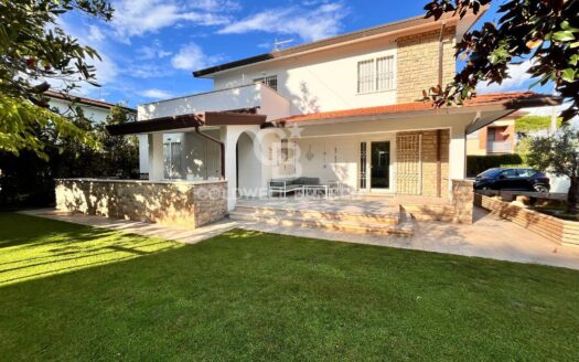 Villa in Vendita a Forte dei Marmi Centro