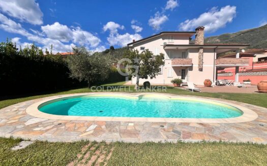 Villa in Vendita a Camaiore