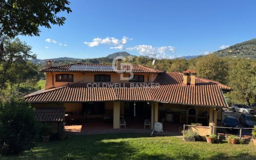 Villa in Vendita a Lucca La Cappella