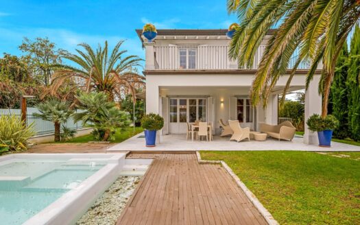 Villa in Vendita a Forte dei Marmi Vittoria Apuana