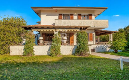 Villa bifamiliare in Affitto a Forte dei Marmi Centro