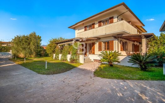 Villa bifamiliare in Affitto a Forte dei Marmi Centro
