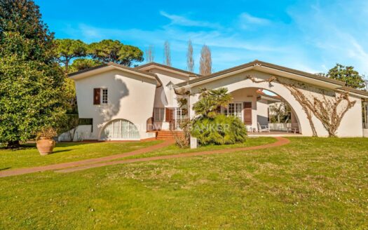Villa in Vendita a Forte dei Marmi Roma Imperiale