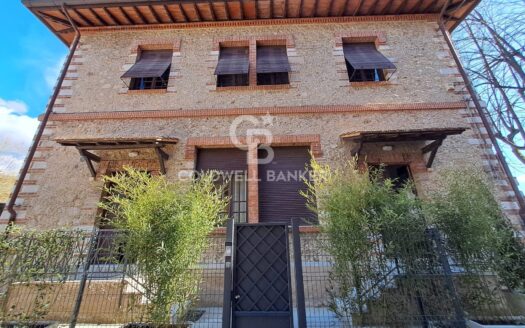 Villa in Vendita a Pietrasanta Centro Storico