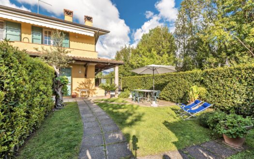 Villa bifamiliare in Vendita a Forte dei Marmi Vittoria Apuana