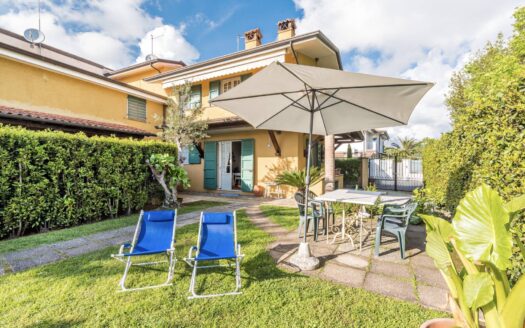 Villa bifamiliare in Vendita a Forte dei Marmi Vittoria Apuana