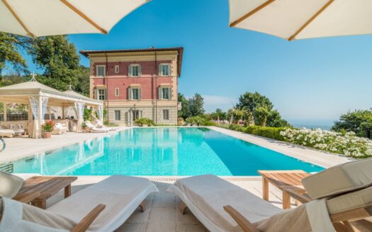 Villa in Vendita a Pietrasanta Capriglia