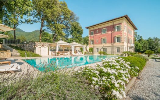 Villa in Vendita a Pietrasanta Capriglia
