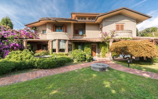 Villa in Vendita a Forte dei Marmi Caranna