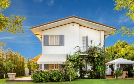 Villa in Affitto a Forte dei Marmi