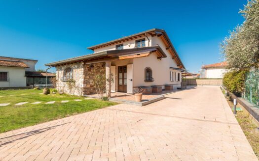 Villa in Vendita a Pietrasanta Montiscendi