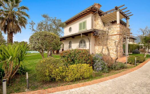Villa in Vendita a Forte dei Marmi Vittoria Apuana