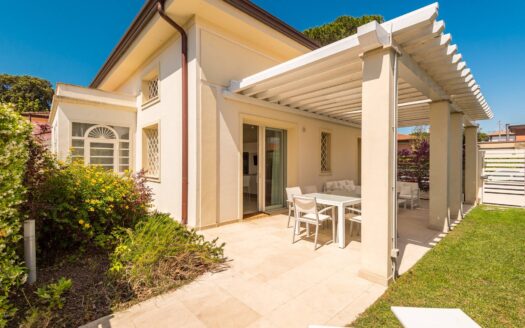 Villa bifamiliare in Affitto a Forte dei Marmi Centro