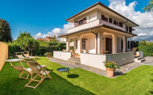 Bifamiliare in Affitto a Forte dei Marmi Centro