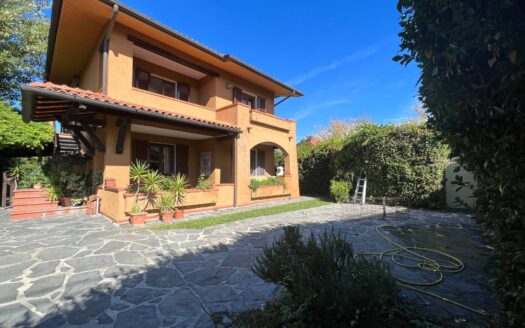 Villa in Vendita a Forte dei Marmi Centro