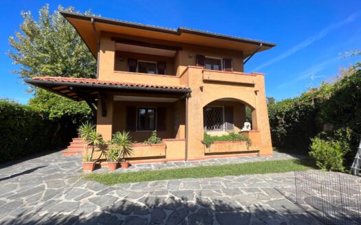 Villa in Vendita a Forte dei Marmi Centro