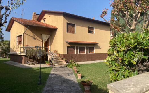 Villa in Vendita a Forte dei Marmi