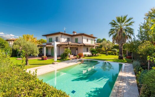 Villa in Vendita a Forte dei Marmi Vittoria Apuana