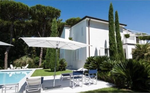 Villa in Vendita a Forte dei Marmi Roma Imperiale