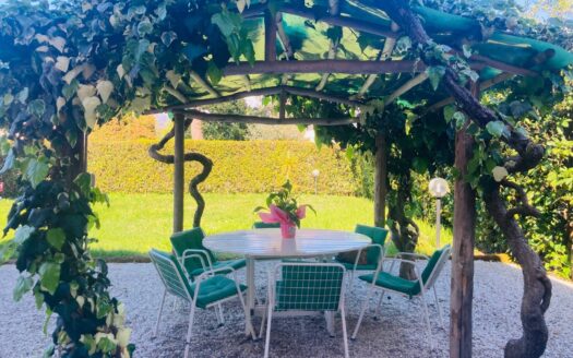 Porzione villa in Affitto a Forte dei Marmi Caranna
