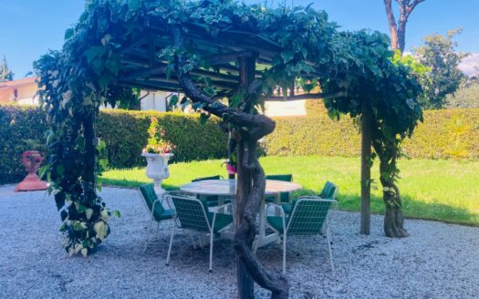Porzione villa in Affitto a Forte dei Marmi Caranna