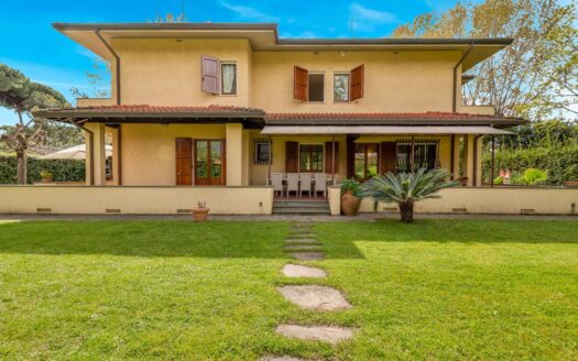 Villa in Vendita a Forte dei Marmi Centro