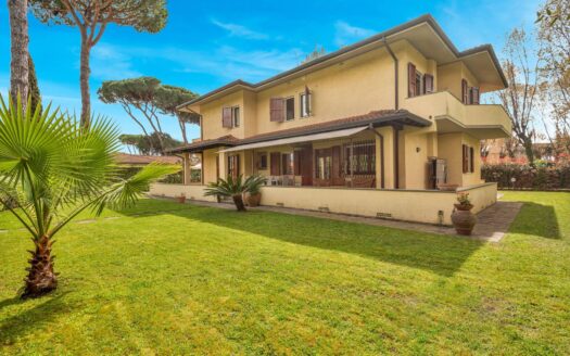 Villa in Vendita a Forte dei Marmi Centro