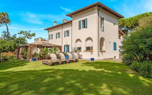 Villa in Vendita a Massa Ronchi