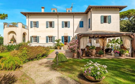 Villa in Vendita a Massa Ronchi