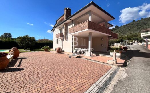 Villa in Vendita a Camaiore