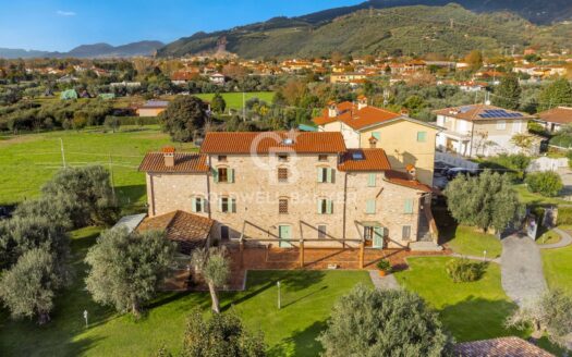 Villa in Vendita a Seravezza Querceta