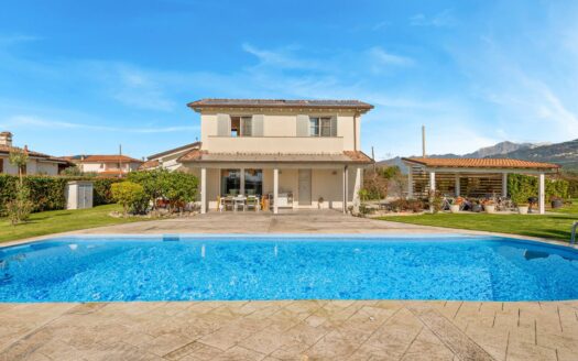 Villa in Vendita a Camaiore Lido di Camaiore