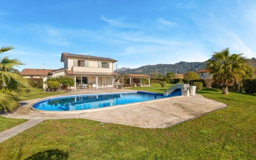 Villa in Vendita a Camaiore Lido di Camaiore