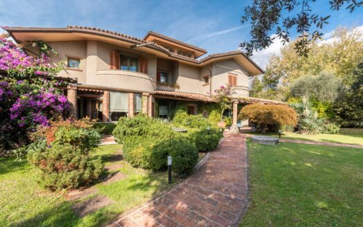 Villa in Vendita a Forte dei Marmi Caranna