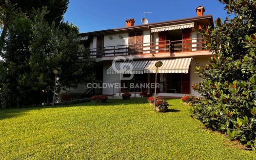 Villa in Vendita a Massa Ronchi