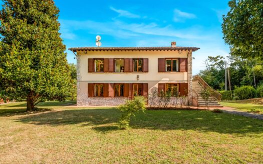 Villa in Vendita a Lucca Cerasomma
