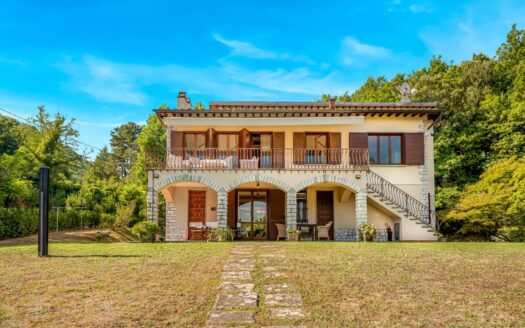 Villa in Vendita a Lucca Cerasomma